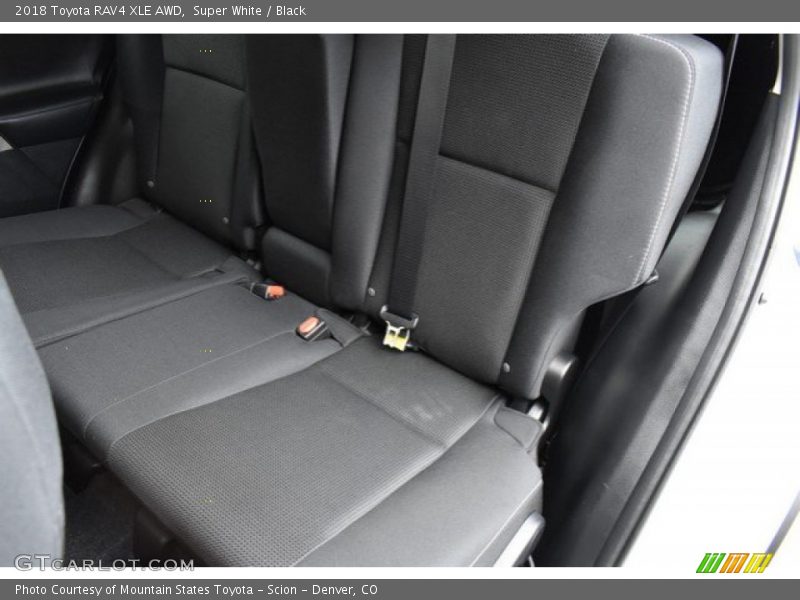 Super White / Black 2018 Toyota RAV4 XLE AWD