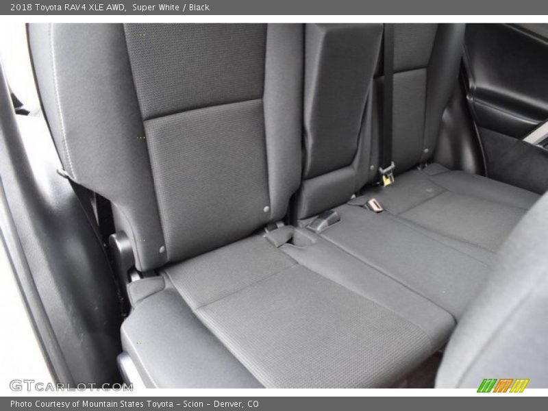 Super White / Black 2018 Toyota RAV4 XLE AWD