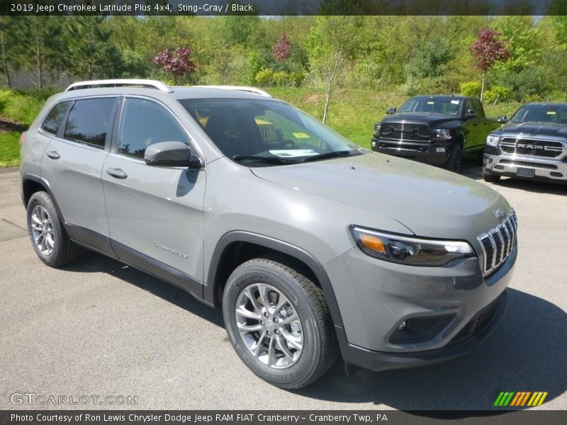Front 3/4 View of 2019 Cherokee Latitude Plus 4x4