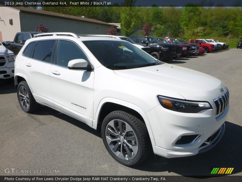 Front 3/4 View of 2019 Cherokee Overland 4x4
