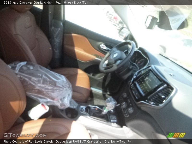 Pearl White / Black/Tan 2019 Jeep Cherokee Overland 4x4
