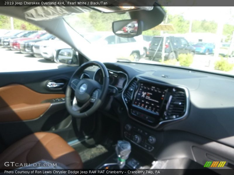 Pearl White / Black/Tan 2019 Jeep Cherokee Overland 4x4