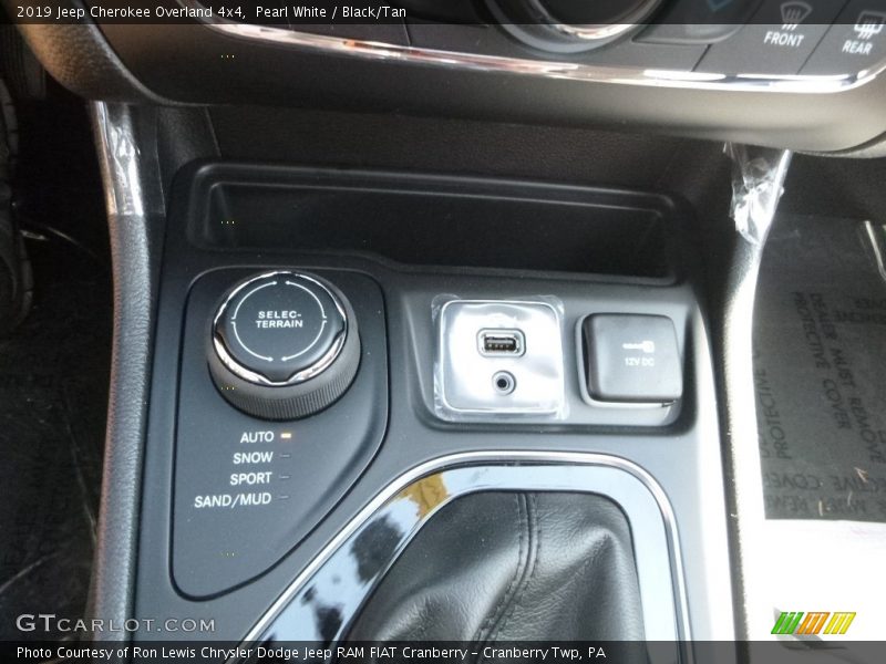 Pearl White / Black/Tan 2019 Jeep Cherokee Overland 4x4