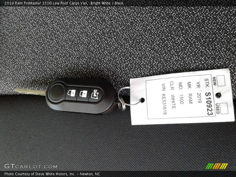 Bright White / Black 2019 Ram ProMaster 1500 Low Roof Cargo Van