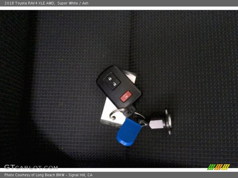 Super White / Ash 2018 Toyota RAV4 XLE AWD