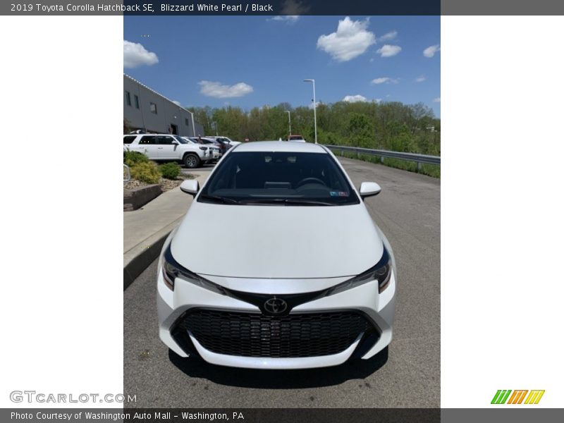 Blizzard White Pearl / Black 2019 Toyota Corolla Hatchback SE