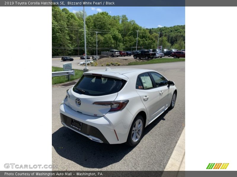 Blizzard White Pearl / Black 2019 Toyota Corolla Hatchback SE