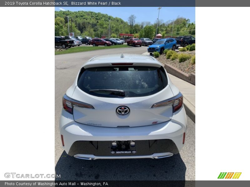 Blizzard White Pearl / Black 2019 Toyota Corolla Hatchback SE