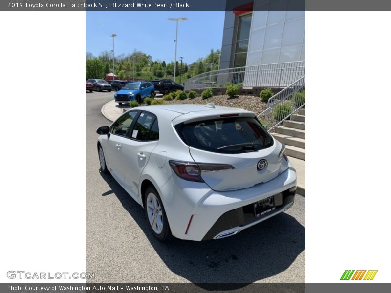 Blizzard White Pearl / Black 2019 Toyota Corolla Hatchback SE