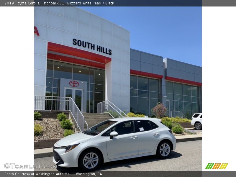 Blizzard White Pearl / Black 2019 Toyota Corolla Hatchback SE