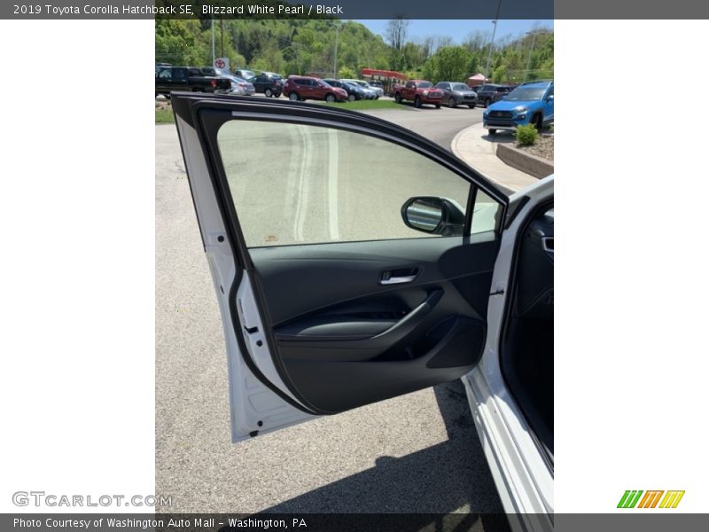 Blizzard White Pearl / Black 2019 Toyota Corolla Hatchback SE