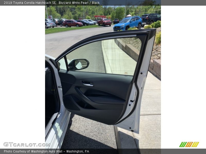 Blizzard White Pearl / Black 2019 Toyota Corolla Hatchback SE