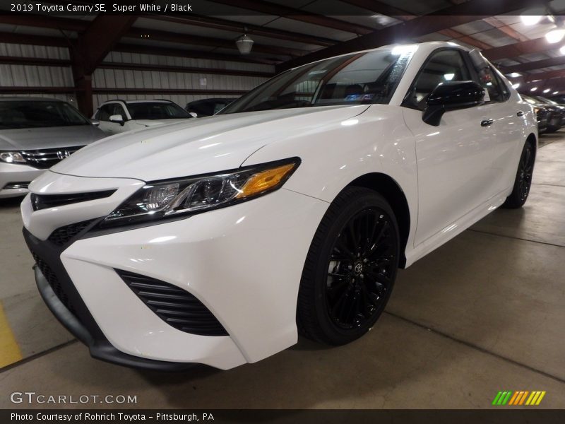 Super White / Black 2019 Toyota Camry SE