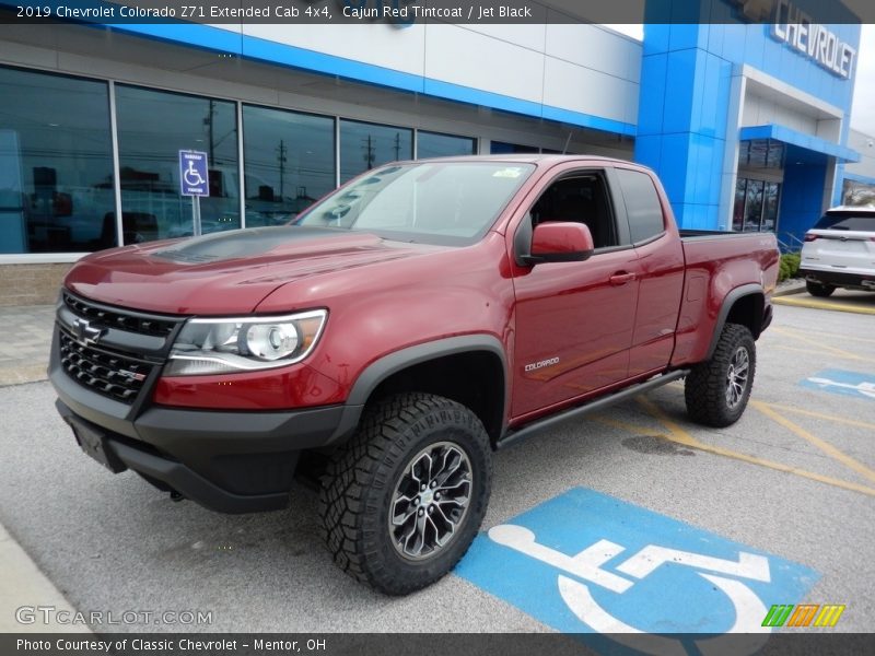 Front 3/4 View of 2019 Colorado Z71 Extended Cab 4x4