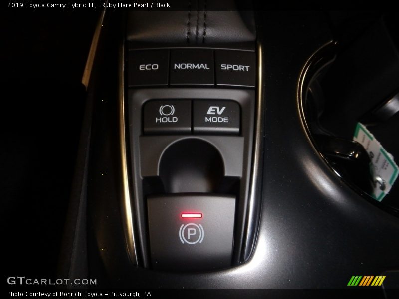 Ruby Flare Pearl / Black 2019 Toyota Camry Hybrid LE