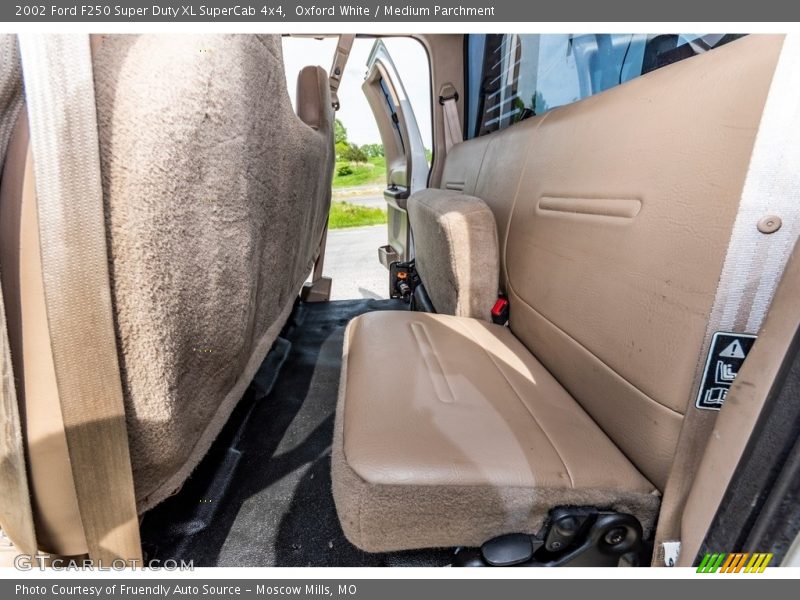 Oxford White / Medium Parchment 2002 Ford F250 Super Duty XL SuperCab 4x4