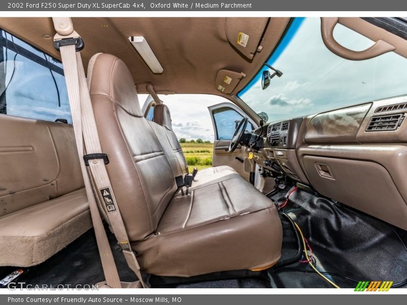 Oxford White / Medium Parchment 2002 Ford F250 Super Duty XL SuperCab 4x4