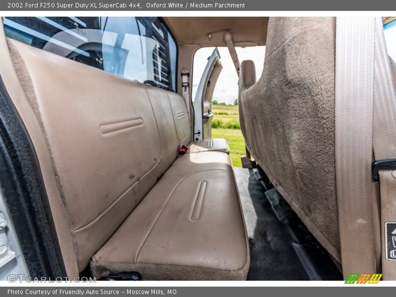 Oxford White / Medium Parchment 2002 Ford F250 Super Duty XL SuperCab 4x4