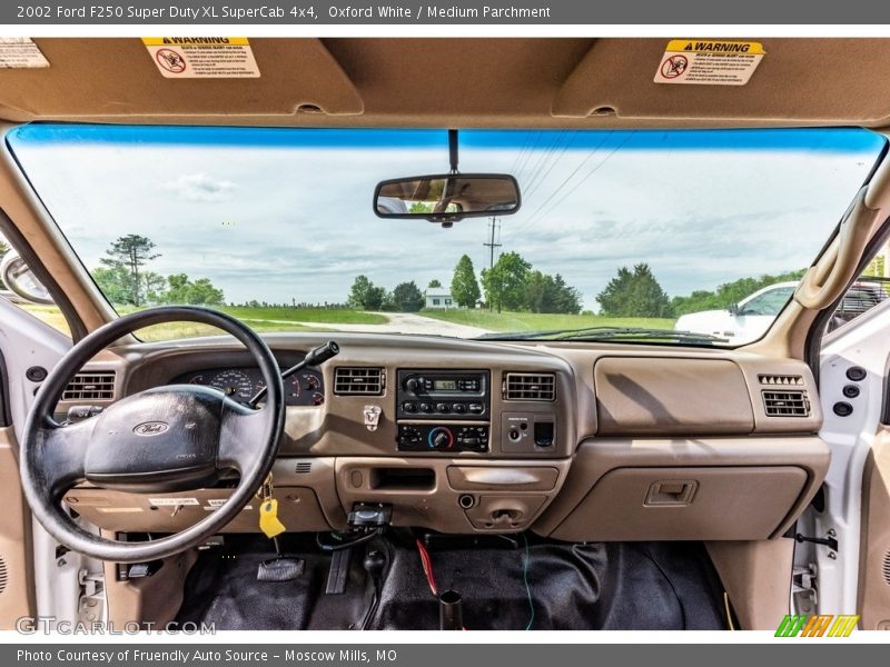Oxford White / Medium Parchment 2002 Ford F250 Super Duty XL SuperCab 4x4