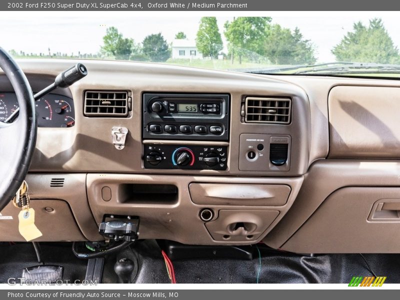 Oxford White / Medium Parchment 2002 Ford F250 Super Duty XL SuperCab 4x4