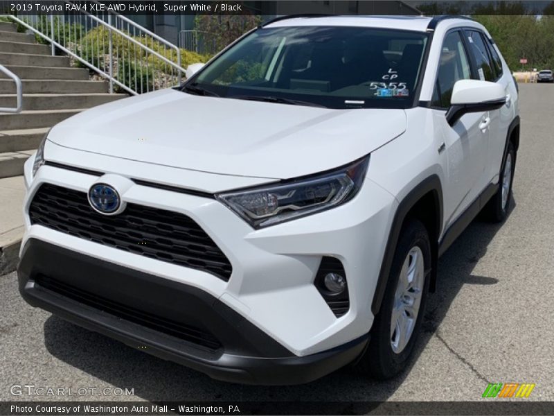 Front 3/4 View of 2019 RAV4 XLE AWD Hybrid