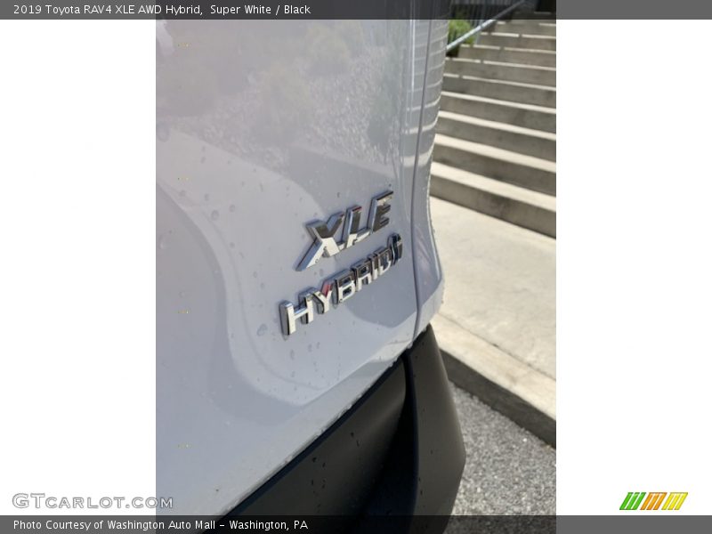 Super White / Black 2019 Toyota RAV4 XLE AWD Hybrid