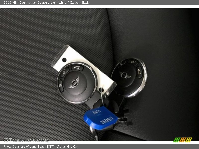 Light White / Carbon Black 2016 Mini Countryman Cooper