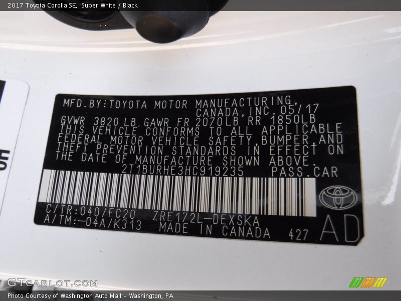 Super White / Black 2017 Toyota Corolla SE