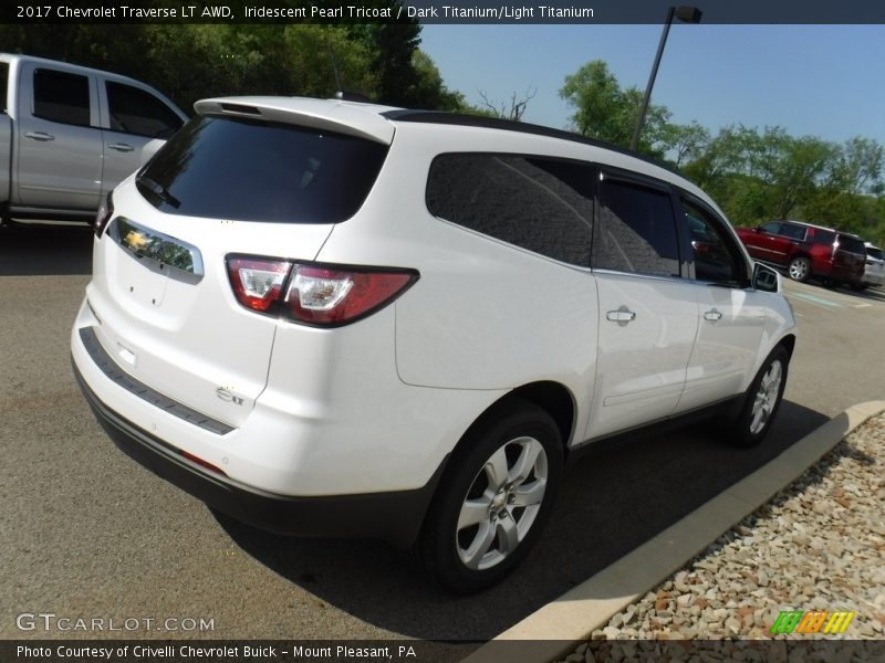 Iridescent Pearl Tricoat / Dark Titanium/Light Titanium 2017 Chevrolet Traverse LT AWD