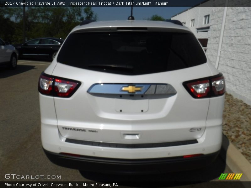 Iridescent Pearl Tricoat / Dark Titanium/Light Titanium 2017 Chevrolet Traverse LT AWD