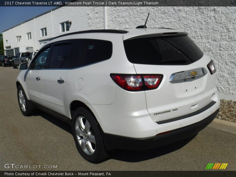 Iridescent Pearl Tricoat / Dark Titanium/Light Titanium 2017 Chevrolet Traverse LT AWD