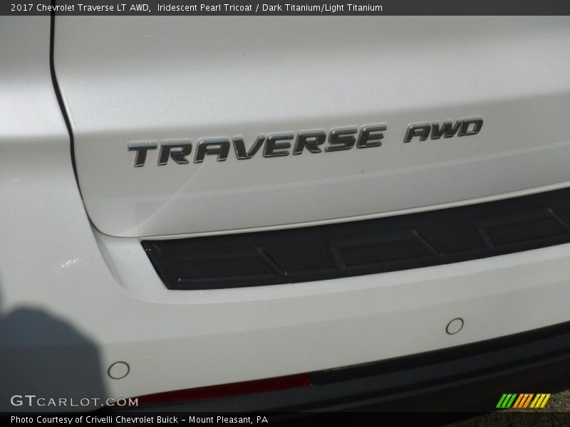 Iridescent Pearl Tricoat / Dark Titanium/Light Titanium 2017 Chevrolet Traverse LT AWD