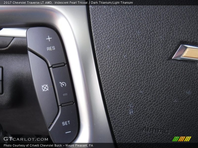 Iridescent Pearl Tricoat / Dark Titanium/Light Titanium 2017 Chevrolet Traverse LT AWD