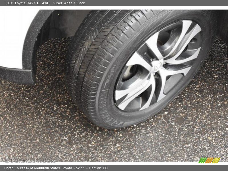 Super White / Black 2016 Toyota RAV4 LE AWD