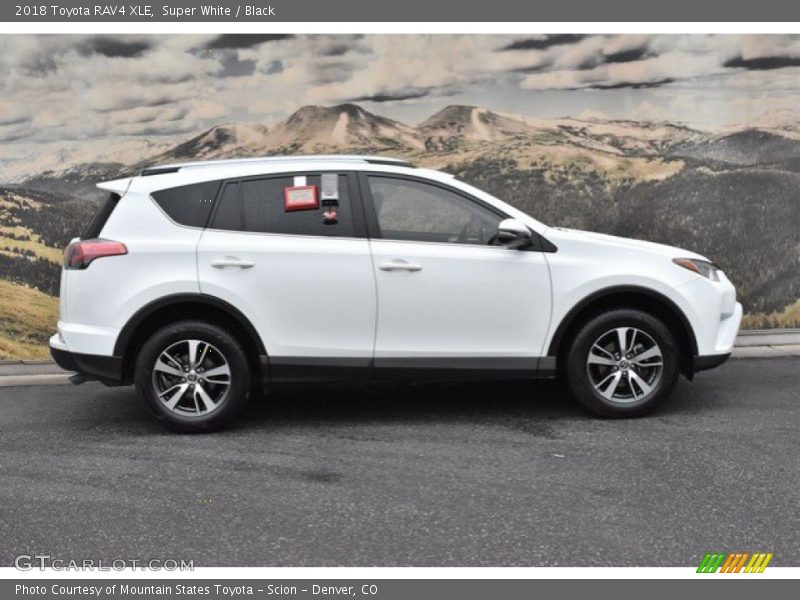 Super White / Black 2018 Toyota RAV4 XLE