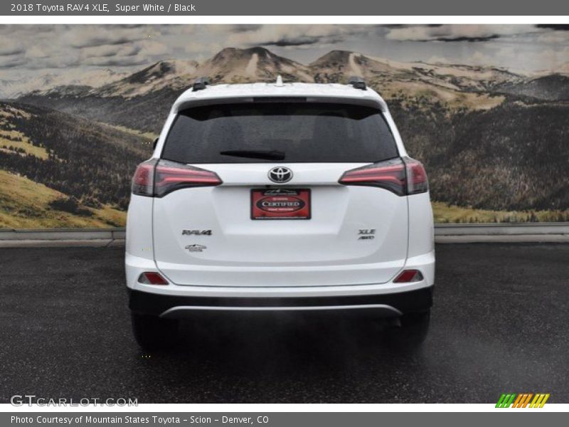Super White / Black 2018 Toyota RAV4 XLE