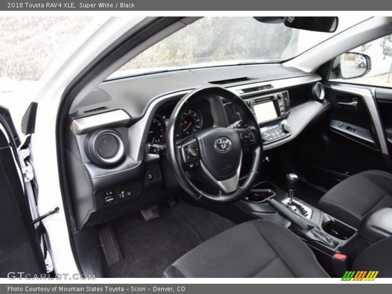 Super White / Black 2018 Toyota RAV4 XLE