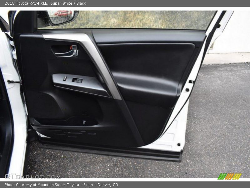 Super White / Black 2018 Toyota RAV4 XLE