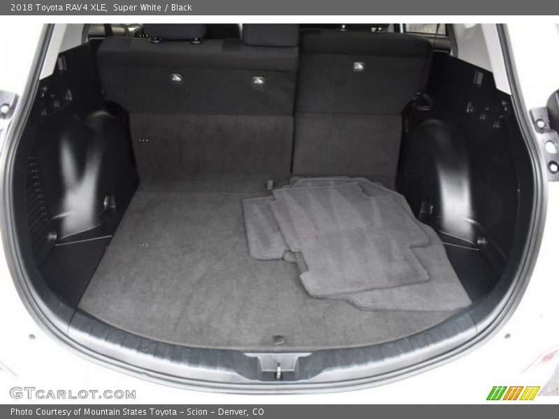 Super White / Black 2018 Toyota RAV4 XLE