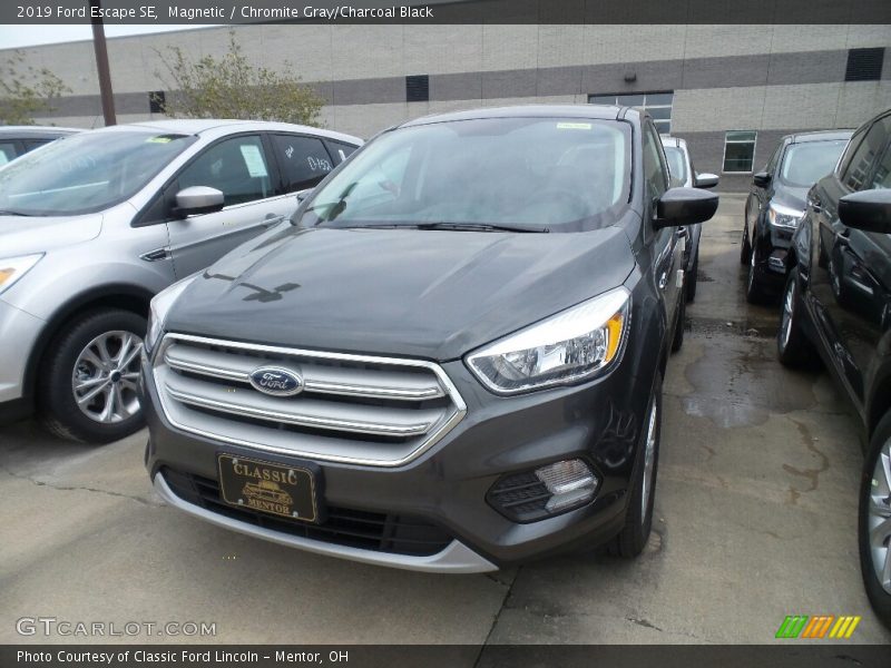 Magnetic / Chromite Gray/Charcoal Black 2019 Ford Escape SE