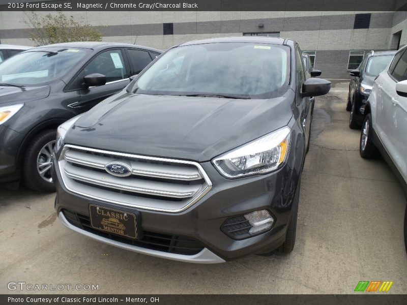 Magnetic / Chromite Gray/Charcoal Black 2019 Ford Escape SE