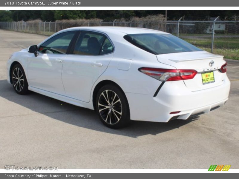 Super White / Black 2018 Toyota Camry SE
