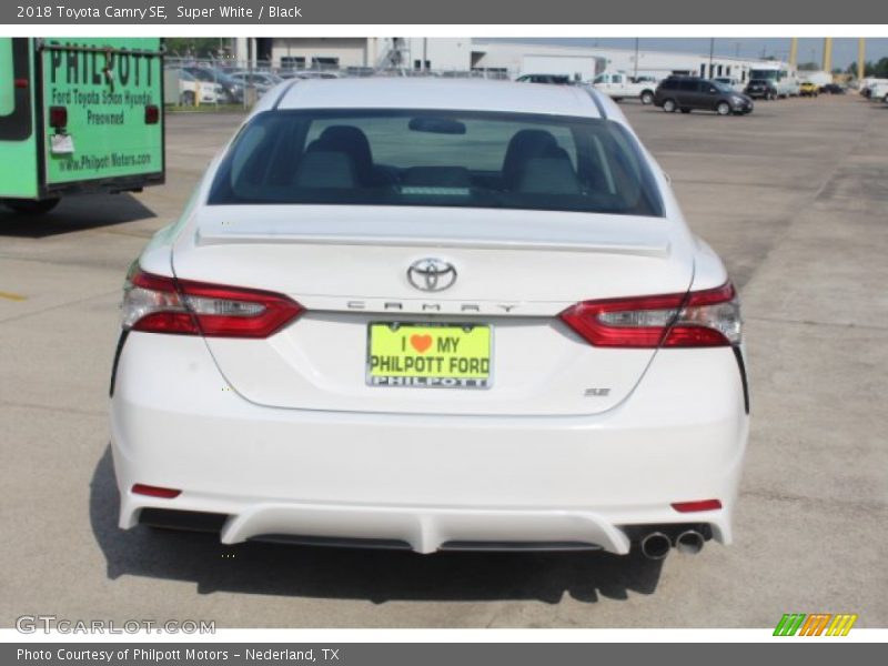Super White / Black 2018 Toyota Camry SE