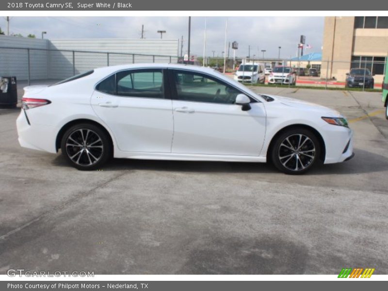 Super White / Black 2018 Toyota Camry SE