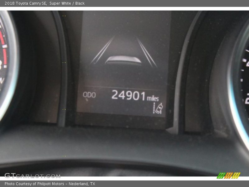 Super White / Black 2018 Toyota Camry SE