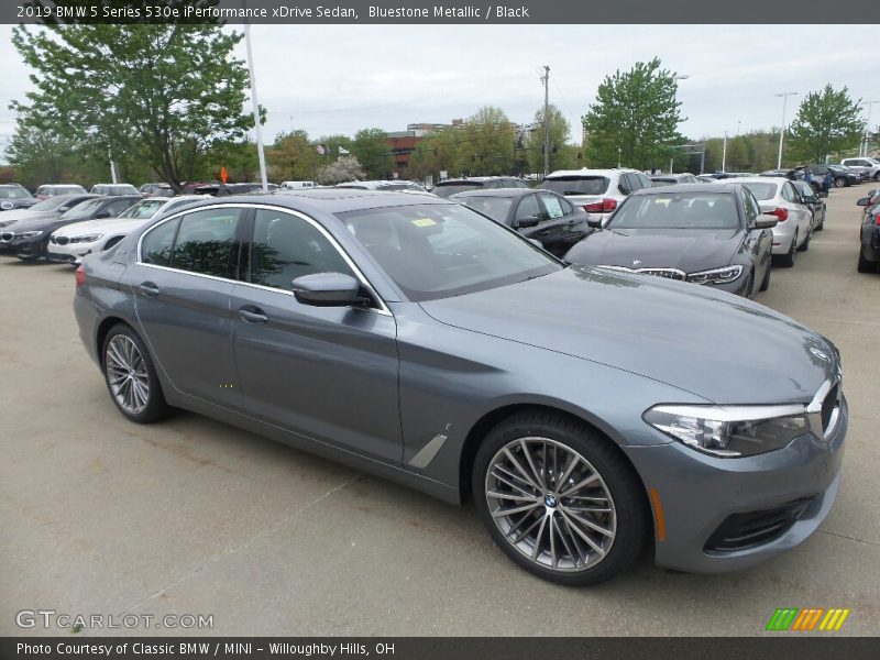 Front 3/4 View of 2019 5 Series 530e iPerformance xDrive Sedan