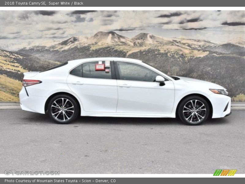 Super White / Black 2018 Toyota Camry SE