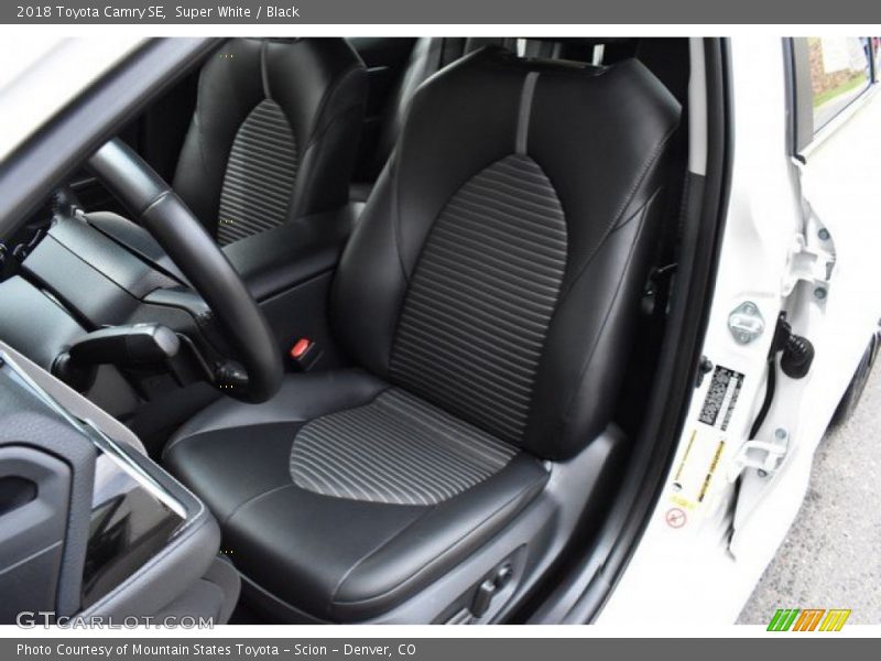 Super White / Black 2018 Toyota Camry SE