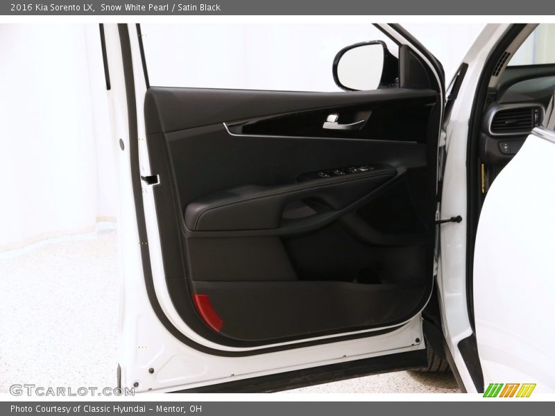 Snow White Pearl / Satin Black 2016 Kia Sorento LX