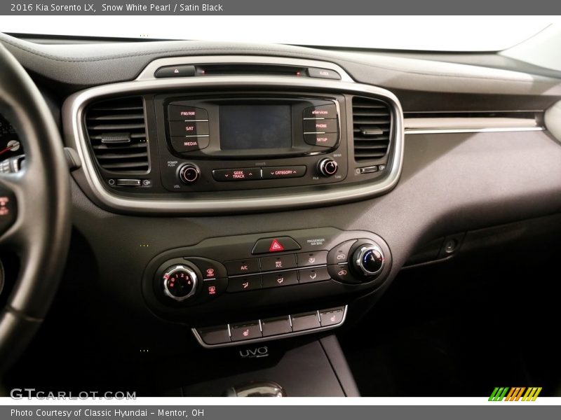 Snow White Pearl / Satin Black 2016 Kia Sorento LX